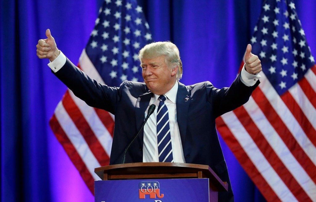 Republican presidential candidate Donald Trump acknowledges the crowd after addressing a GOP fundraising event, Tuesday, Aug 11, 2015, in Birch Run, Mich. Trump attended the Lincoln Day Dinner of the Genesee and Saginaw county Republican parties. (AP Photo/Carlos Osorio)